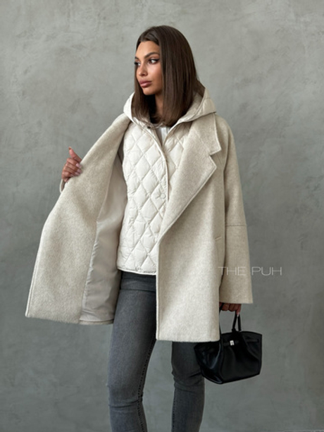 Бежевое шерстяное пальто с утепленным жилетом
