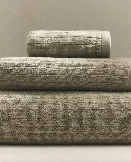 ZARA HOME БАННОЕ ПОЛОТЕНЦЕ В РЕЛЬЕФНУЮ ПОЛОСКУ, ЗЕЛЕНЫЙ