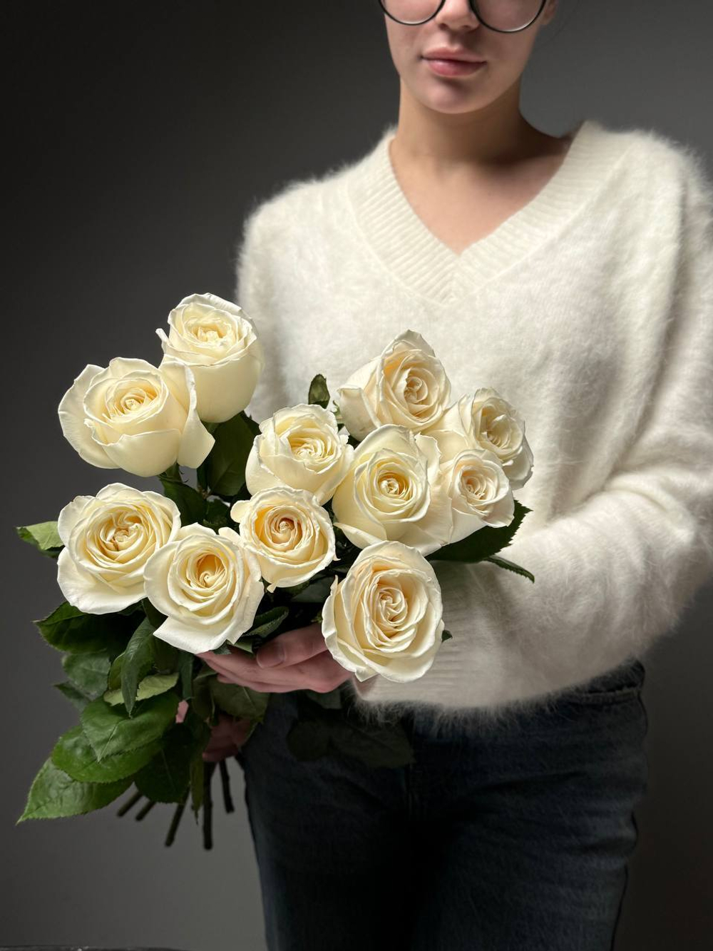 11 белых пионовидных роз