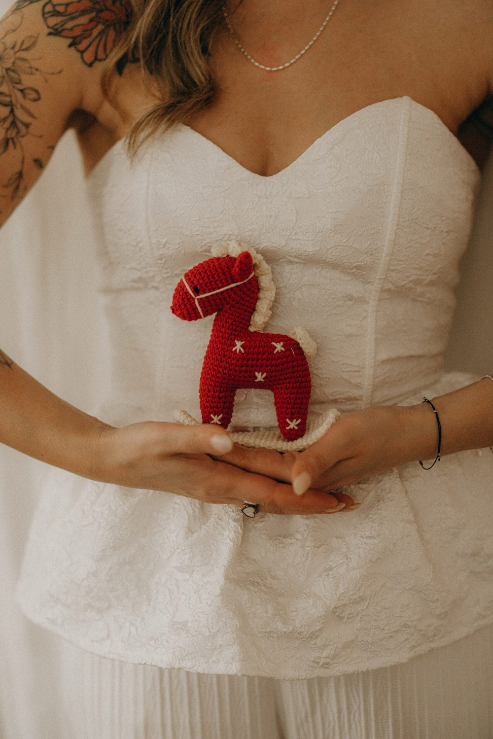 Красная лошадка