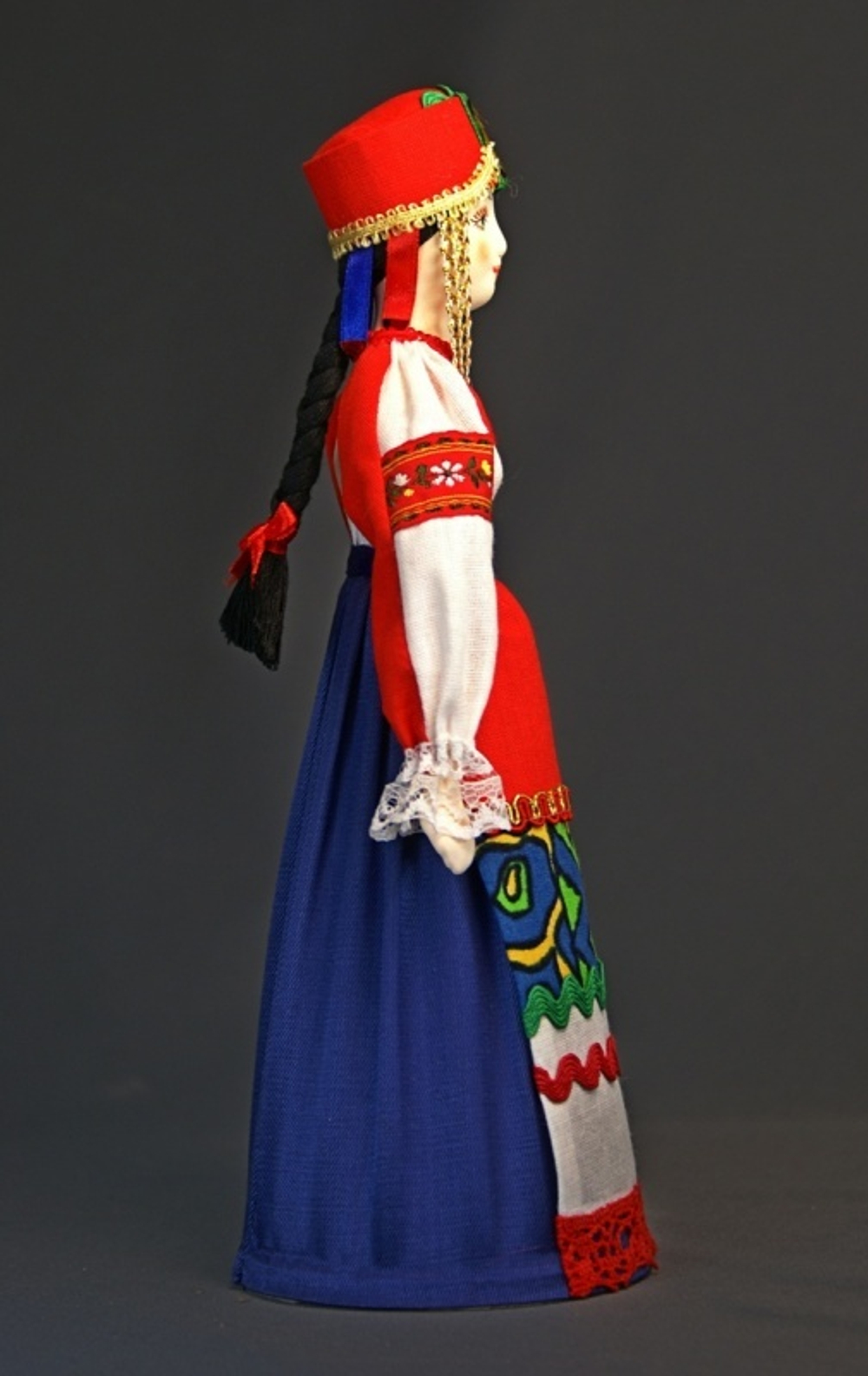 Кукла коллекционная Потешного промысла в традиционном девичьем праздничном костюме. Россия.