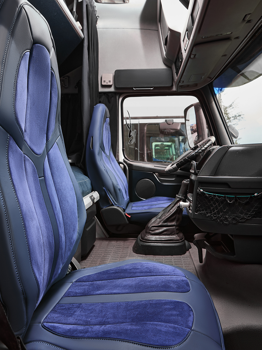 Чехлы Люкс VOLVO FH-13 после 2018 года: водитель от сиденья, пассажир от стойки кабины (один вырез под ремень) (экокожа, синий, синяя вставка)