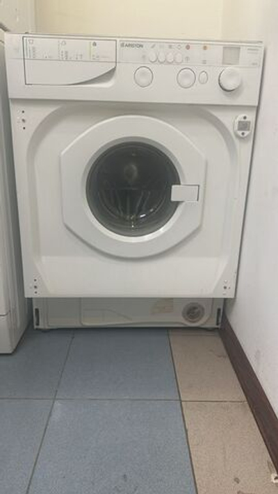Стиральная машина Ariston LB8 TX б/у фронтальная встраиваемая загрузка 5 кг до 850 об/мин