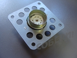 устанавливаем панельку в корпус усилителя