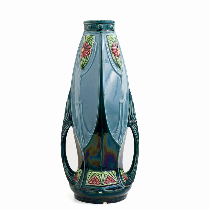 Керамическая ваза в стиле модерн с цветочными узорами и двумя ручками-петлями