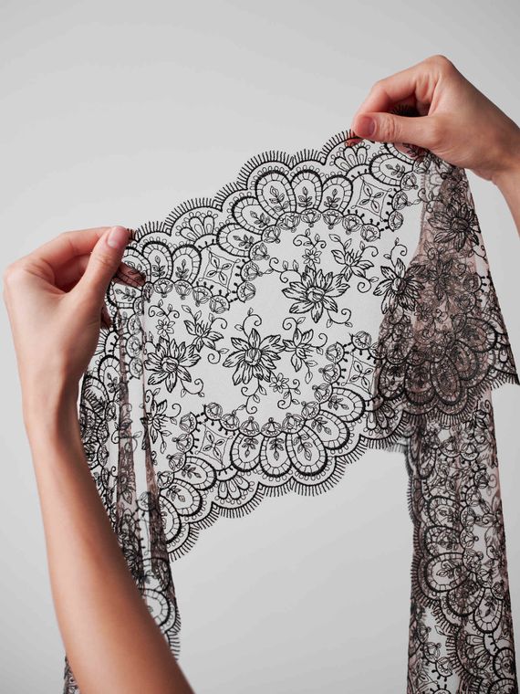 05-106 Вышивка на неэл. сетке 20 см, бежевый/черный