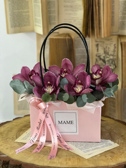 Композиция из орхидеи цимбидиум и эвкалипта в элегантном оформлении