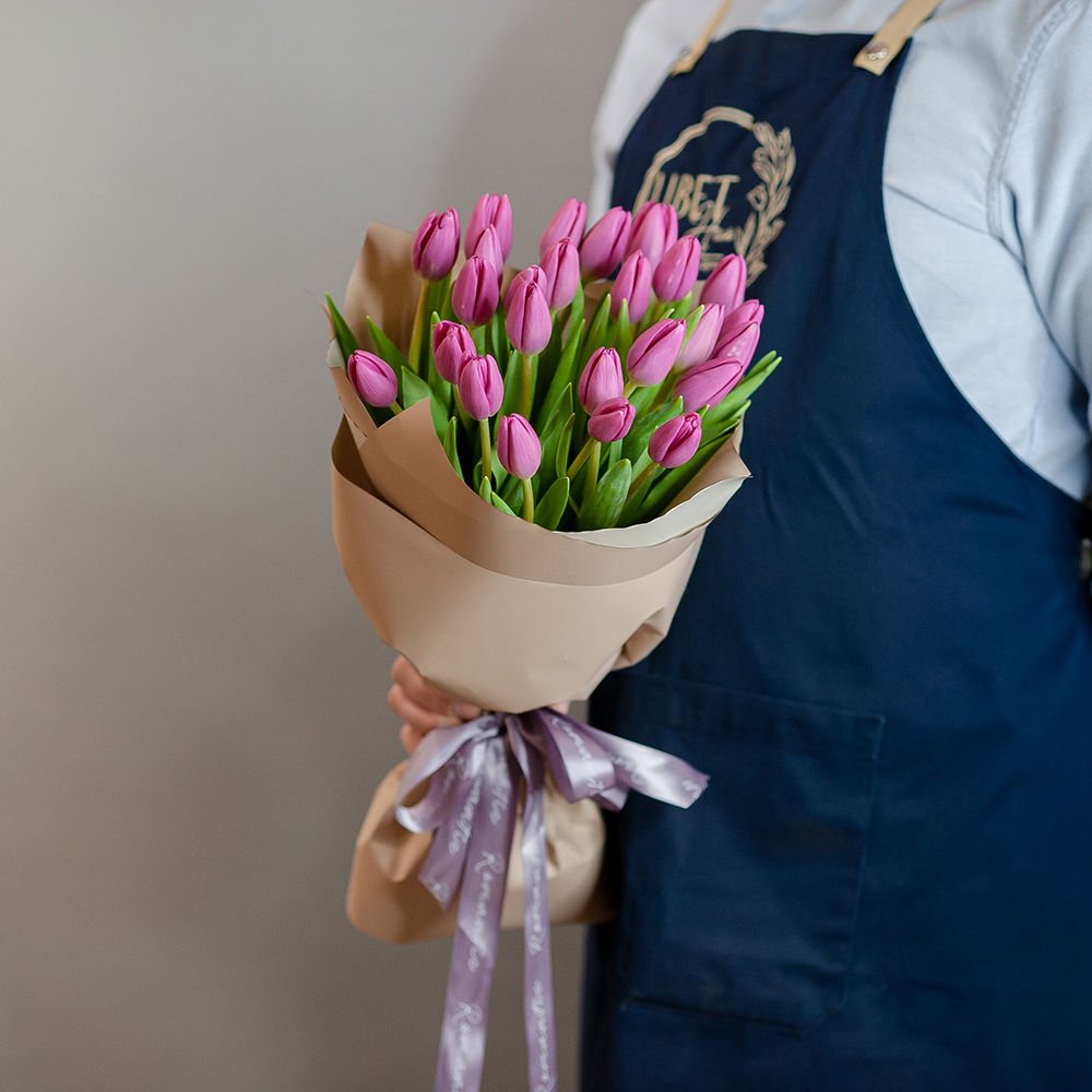 25 розовых тюльпанов в оформлении