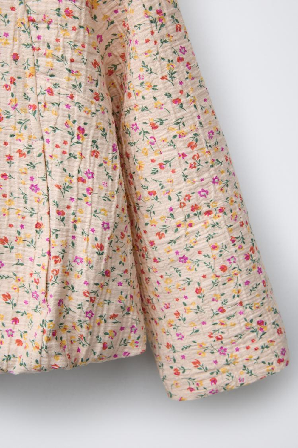 ZARA КУРТКА ИЗ ТКАНИ С ЦВЕТОЧНЫМ ПРИНТОМ, ЭКРЮ