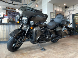 Ultra Limited, Harley-Davidson (FLHTK), 2020 "River Rock Gray / Vivid Black, Black Finish"
