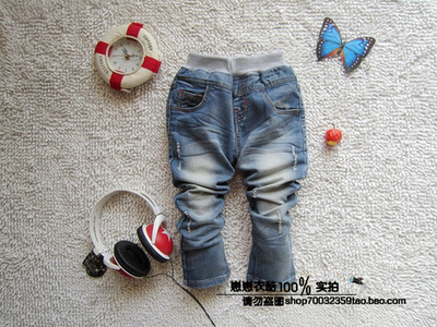 Джинсы детские с потертостями, контрастными вставками и вышивкой