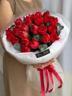 Пионовидные красные тюльпаны и эвкалипт в воздушном оформлении от Флора Маркет