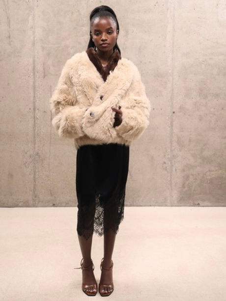 Короткая бежевая шуба из овчины со вставками из меха норки