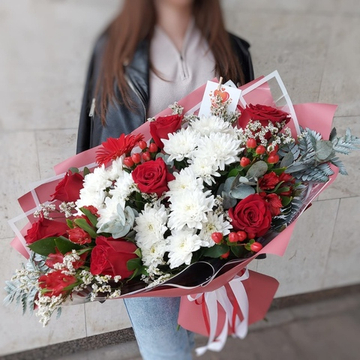 Авторский букет в красно-белой гамме