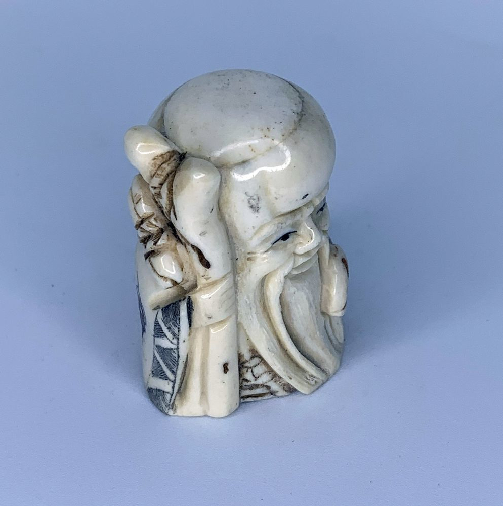 Нэцкэ Шоусин с посохом и персиком