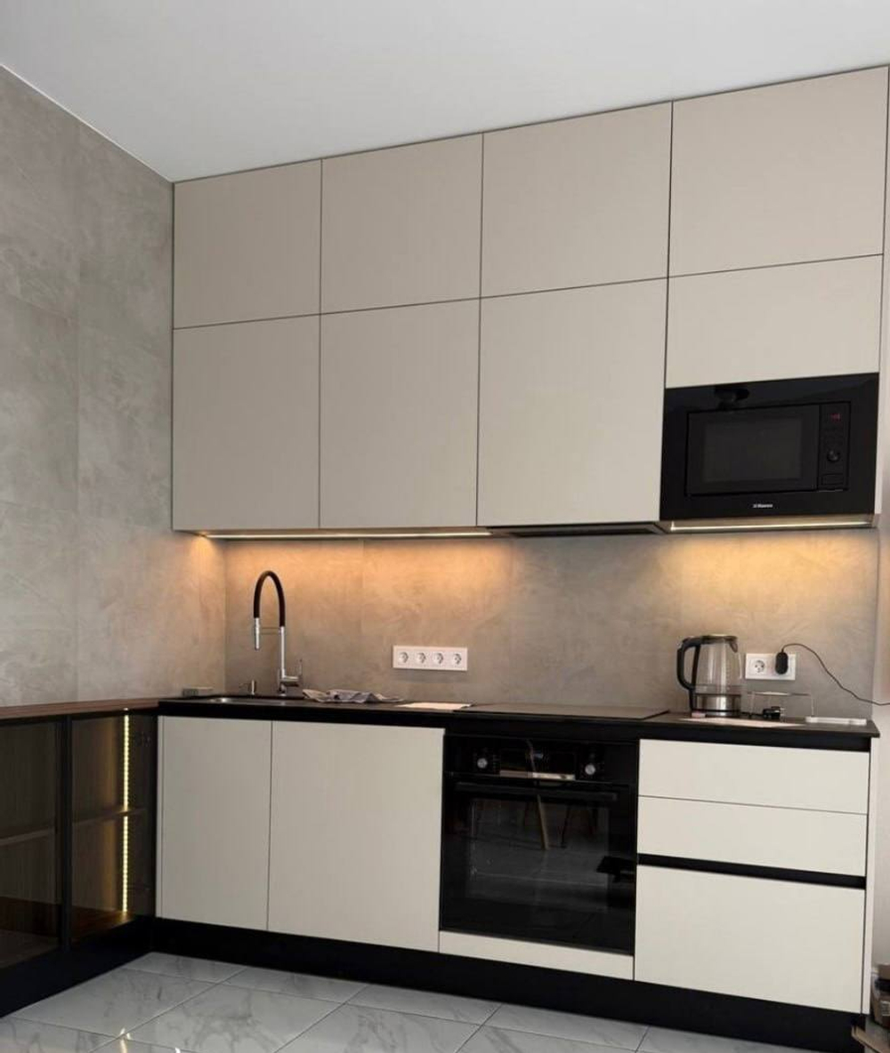 Современная кухня с тонированным стеклом и профилем Gola — без ручек