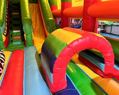 Коммерческий надувной батут «Страна Сафария» с крышей, 10x5x5 м.