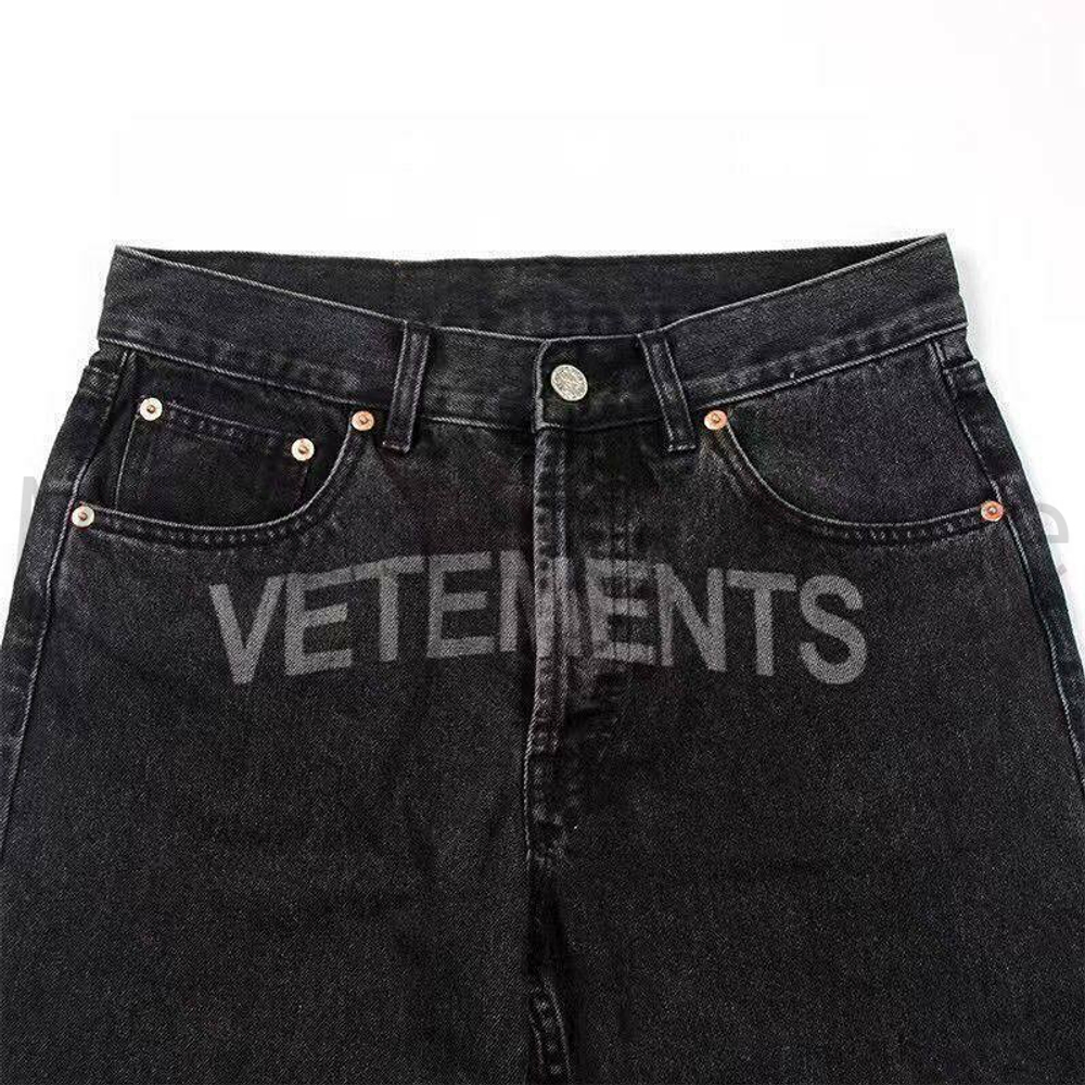 Черные джинсы Vetements с логотипом