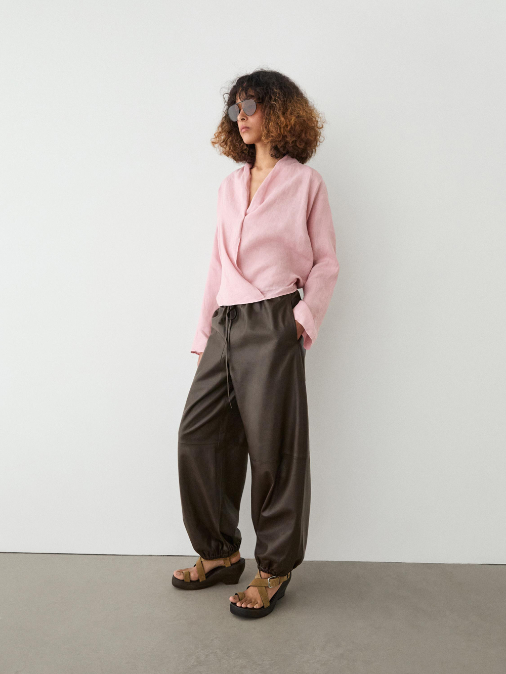 Massimo Dutti Блуза из струящейся льняной ткани внахлест, пастельно-розовый