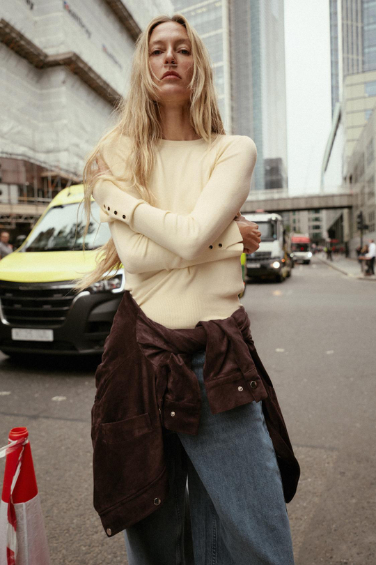 ZARA БАЗОВЫЙ ОДНОТОННЫЙ ДЖЕМПЕР, ЦВЕТ СЛИВОЧНОГО МАСЛА