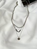 Многослойное колье: цепь из овальных звеньев, черная шпинель, солнце с ювелирной смолой, серебро