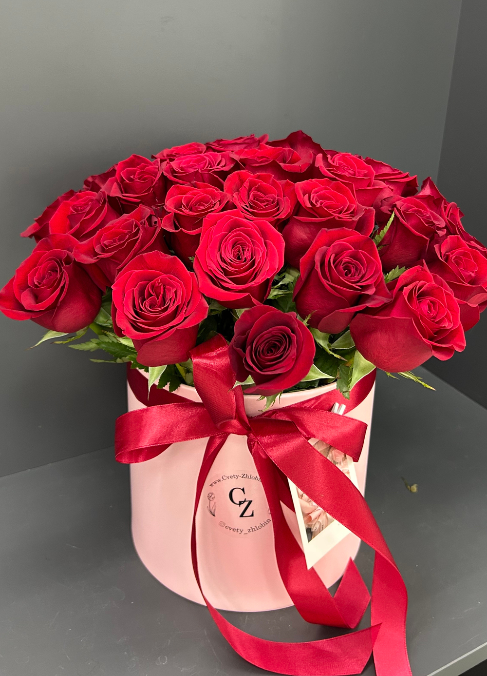 37 роз в коробке