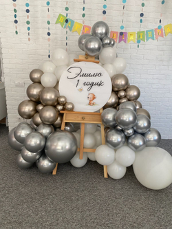 Фотозона на мольберте из шаров хром