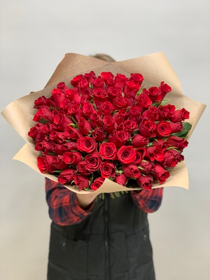 Букет 75 роз Кения 40 см в крафте красные