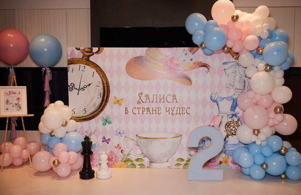 Цифра в шляпке "Алиса в стране чудес"
