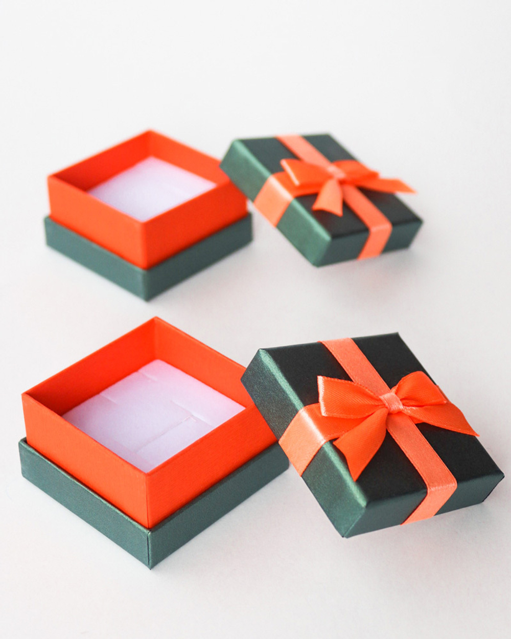 Квадратный футляр с бантиком серии «Наполеон» для демонстрации украшений