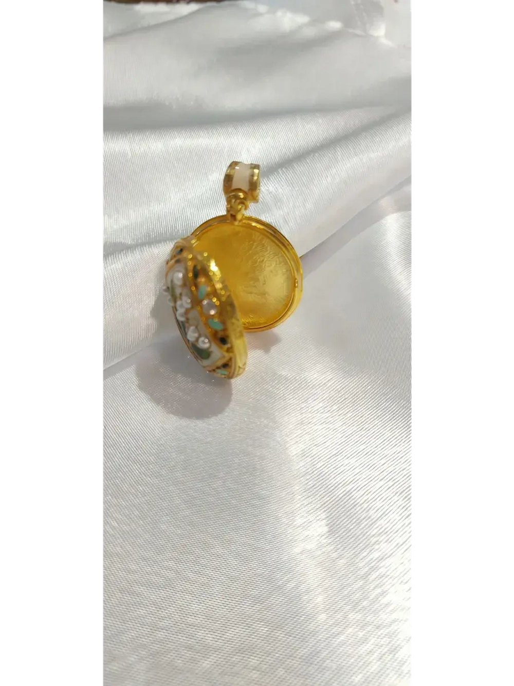 Медальон позолоченный с жемчугом и эмалью