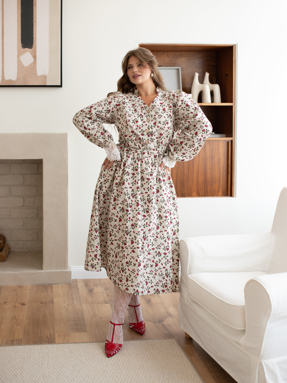 Платье с воротником стойкой