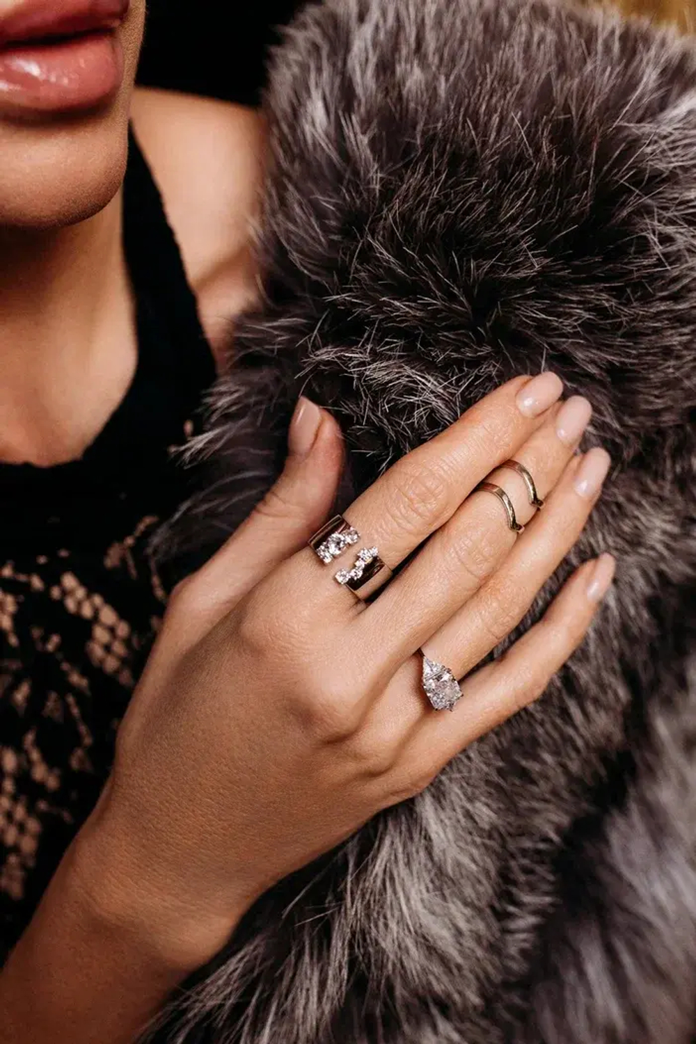 Кольцо незамкнутое с фианитами