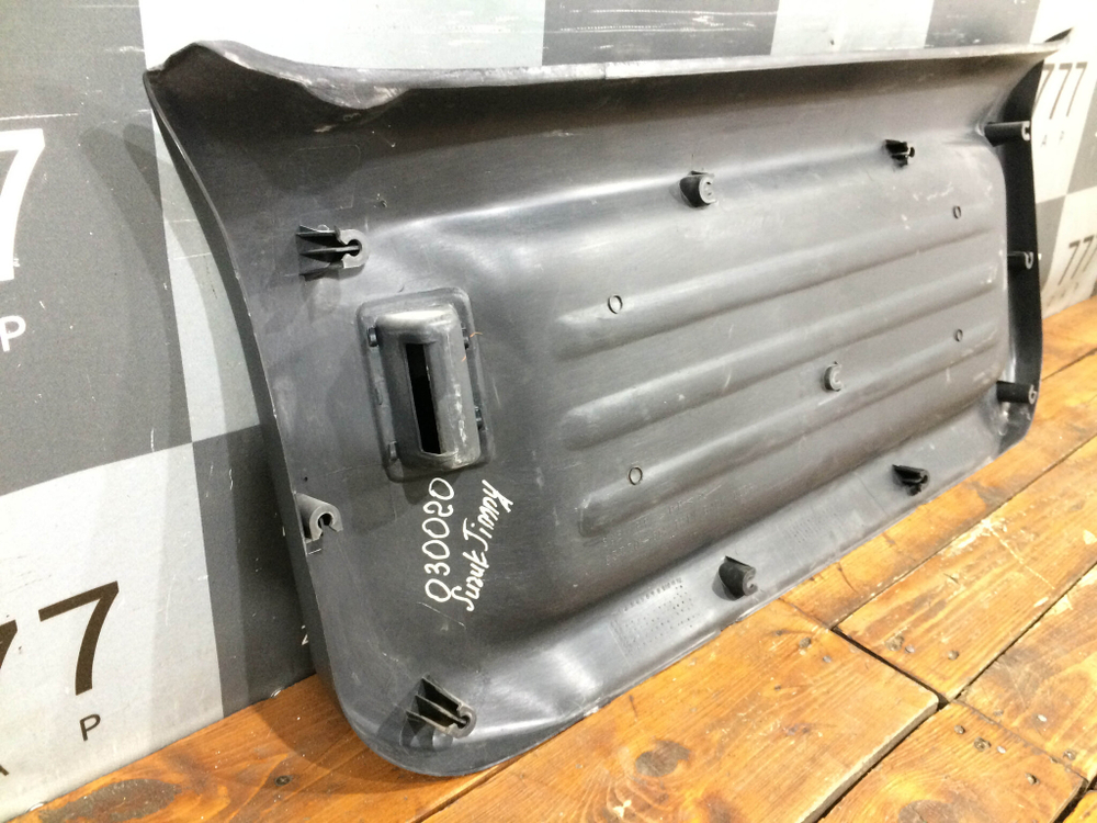 Обшивка двери багажника Suzuki Jimny 3 98-19 Б/У Оригинал 8377081A