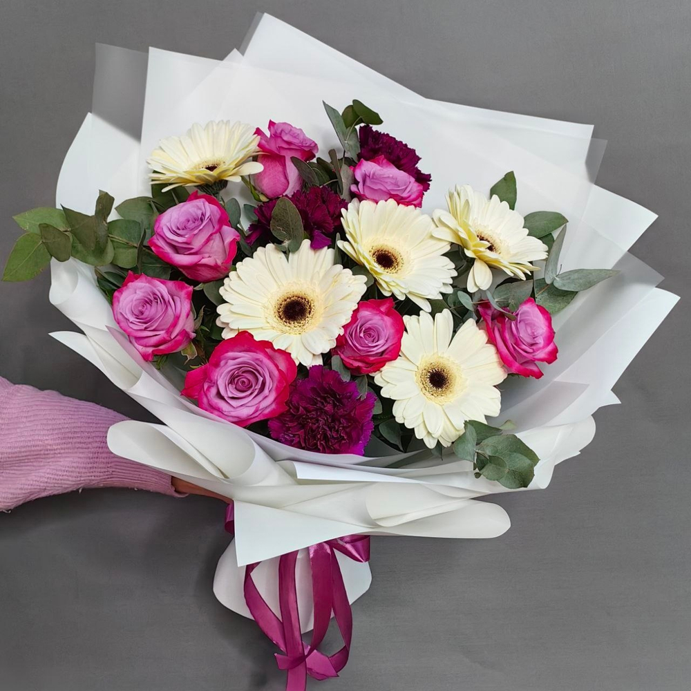 Авторский букет с розами и герберами