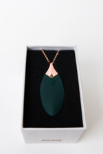 Клиторальный вибратор Lola Games Leaf – кулон, 7,2 см