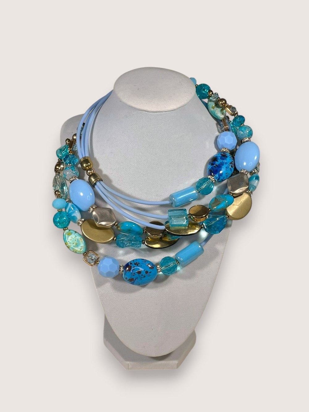 Колье из бусин на проволоке с памятью