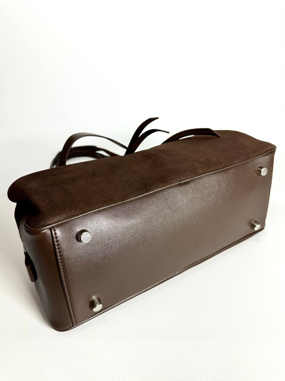 Женская замшевая сумка-багет коричневого цвета