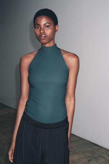 ZARA КРЕПОВЫЙ ТОП С ГОРЛОВИНОЙ ХАЛТЕР, НЕФТЯНОЙ