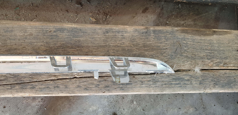 Молдинг решетки радиатора Mercedes C (W205) 14-18 Б/У Оригинал A2058880273