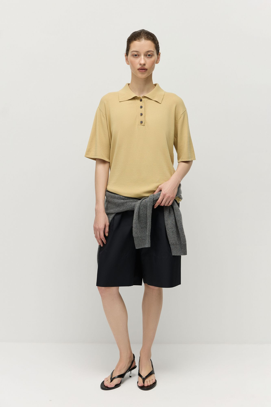 Поло с пуговицами-леденцами горчичный