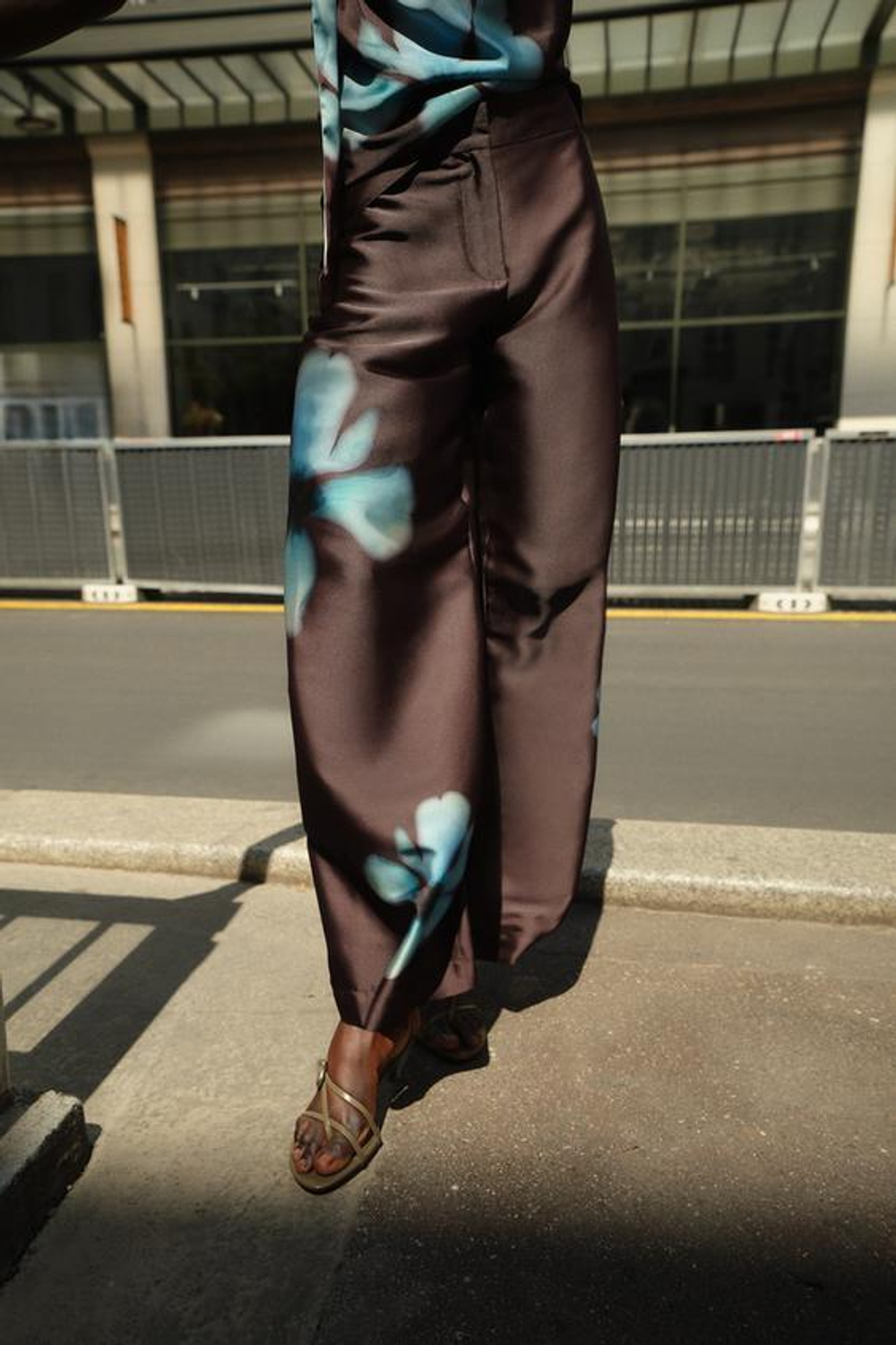 ZARA АТЛАСНЫЕ БРЮКИ С ЦВЕТОЧНЫМ ПРИНТОМ, ТЕМНО-КОРИЧНЕВЫЙ