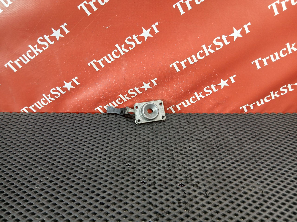 Замок капота