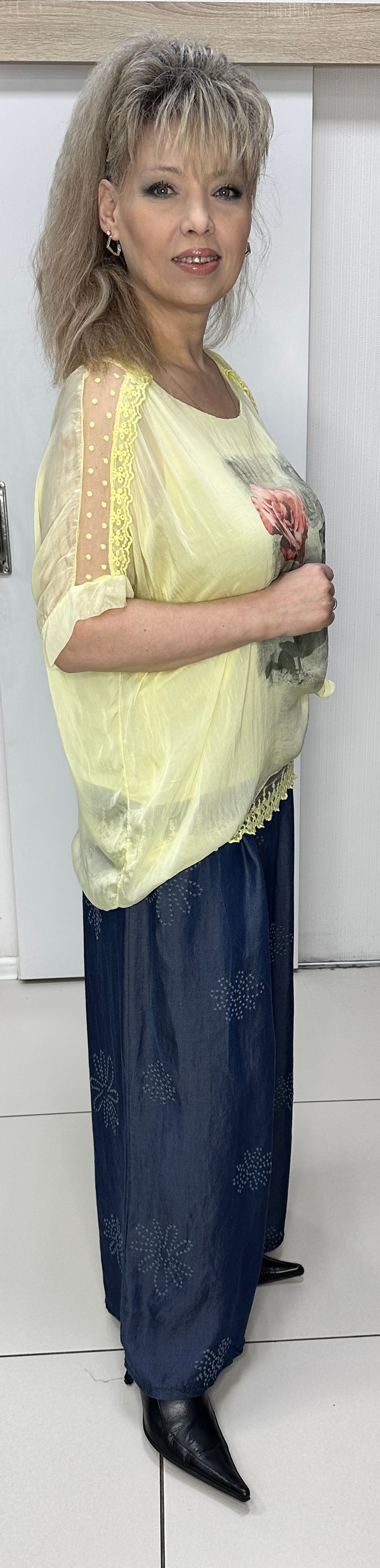 Нарядная двойка из шелка с кружевами и изображением розы