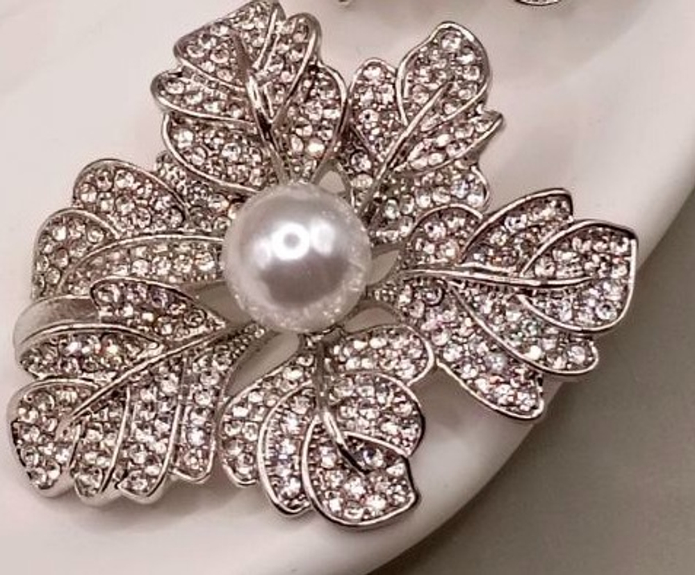 БРОШЬ " Неповторимость" объемная с жемчугом и стразами.