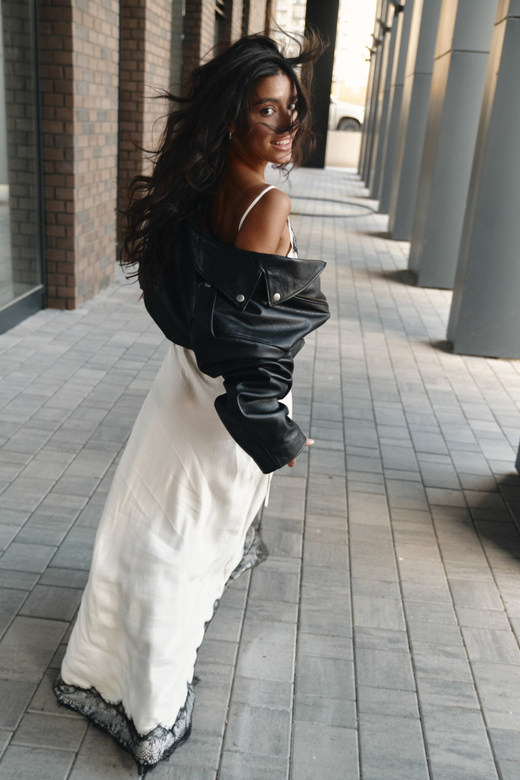 Комбине с разрезом и кружевом