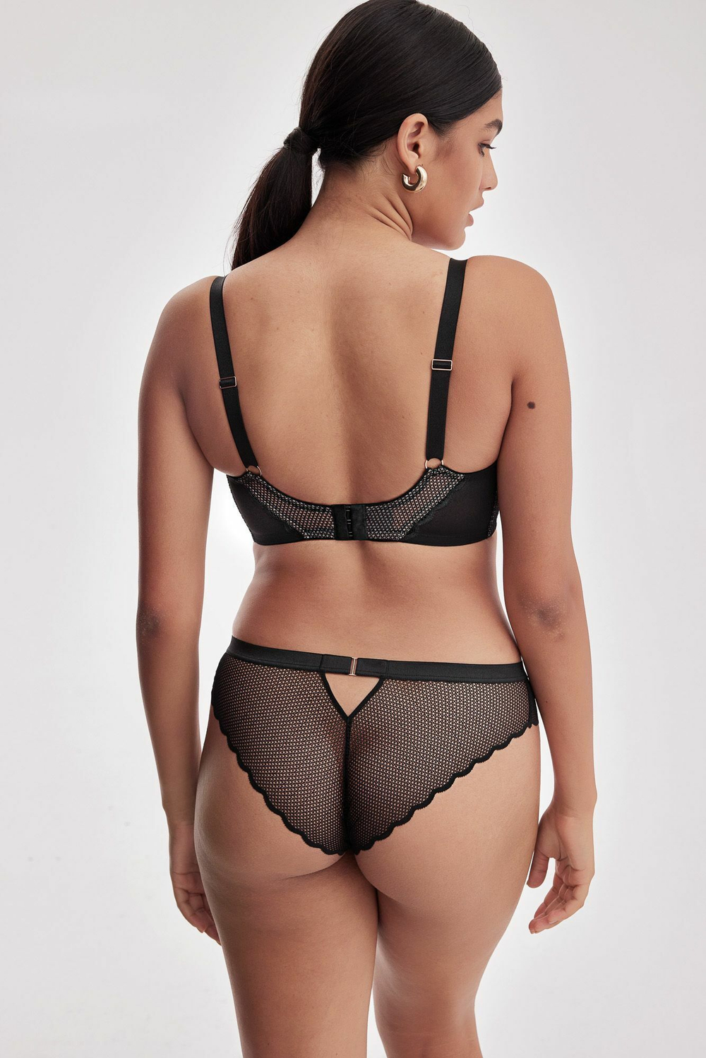 Черный бюстгальтер Chita на каркасах с чашками на тонком поролоне (Размер: 90D) (Цвет: черный)