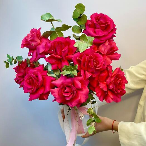 9 французских роз Пинк Флойд с эвкалиптом в шляпной коробке. Цветы в коробке 022 Chalet Green