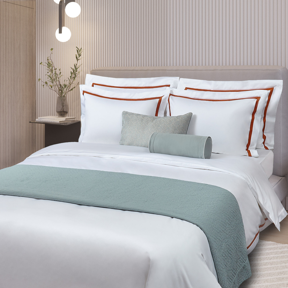 Постельное белье 2 спальное евро макси Сlaire&Caroll Nuage белое с оранжевым кантом