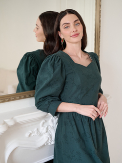 Платье с вырезом-сердечко